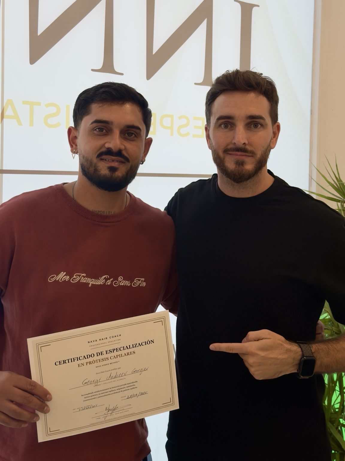 Entrega del certificado de formación en prótesis capilares de Nava Hair Coach