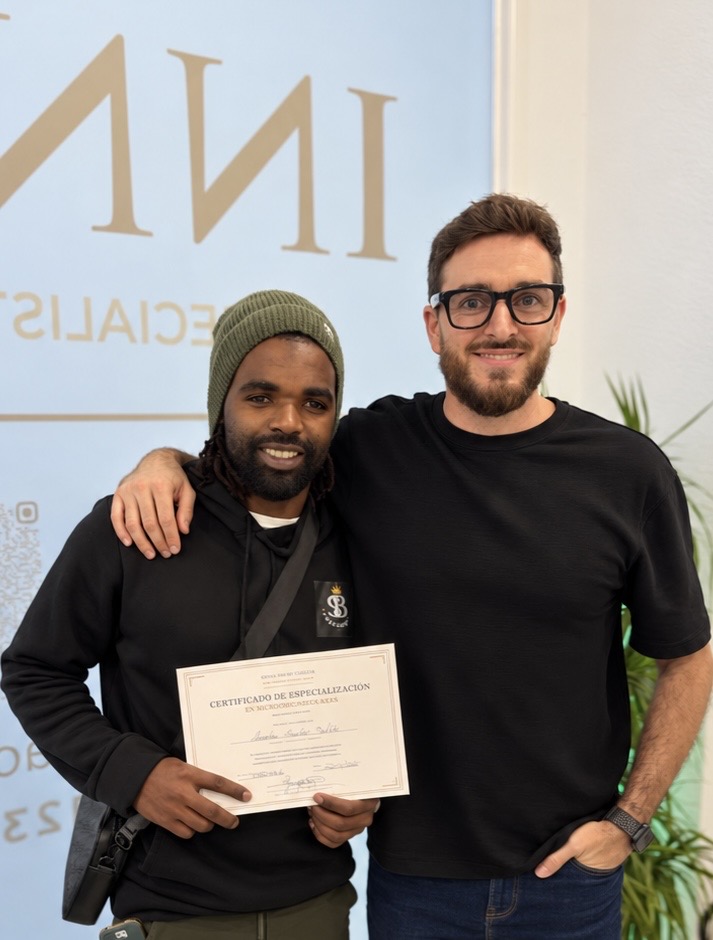 Alumno con su certificado de formación en prótesis capilares junto a Joaquín Nava
