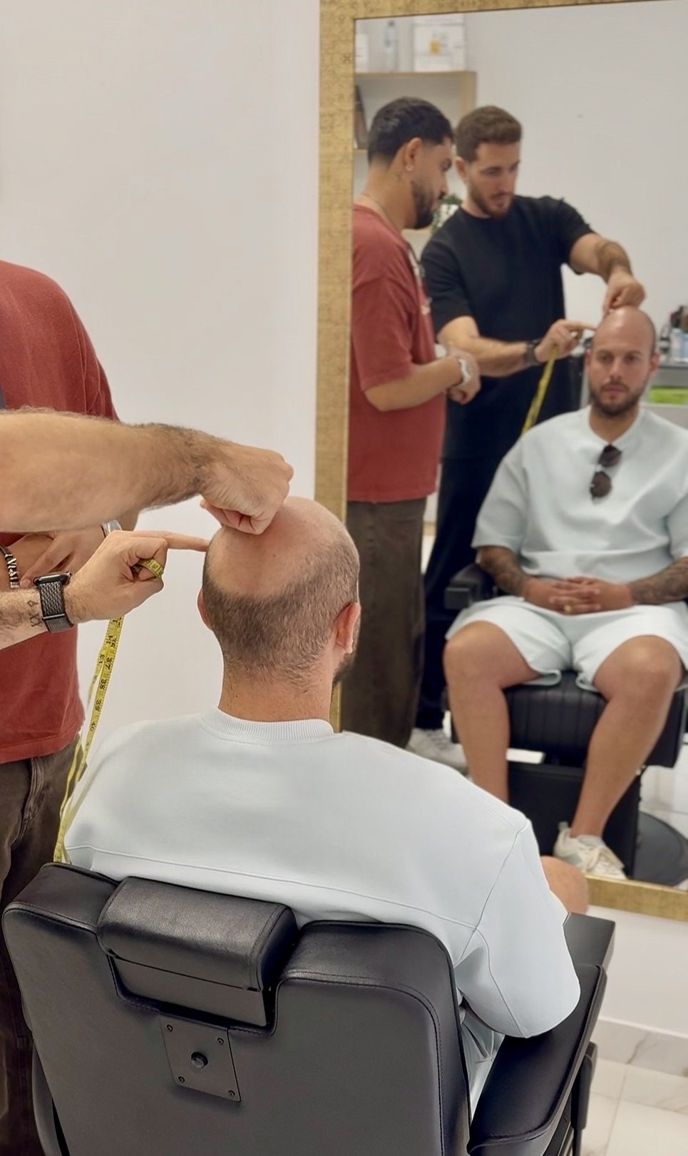 Práctica de medición y diseño para una prótesis capilar durante la formación de Nava Hair Coach