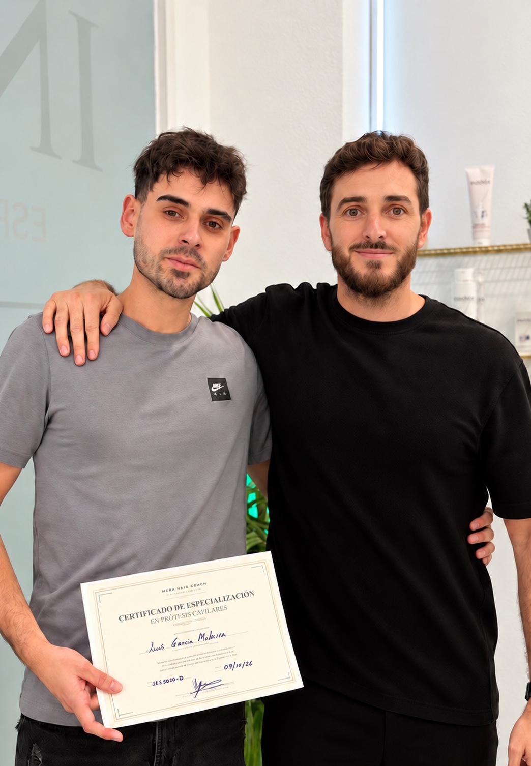 Entrega de certificado de especialización en prótesis capilares durante una formación de Nava Hair Coach