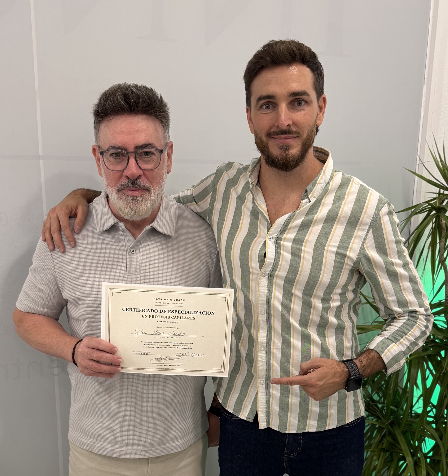 Alumno con su certificado de especialización en prótesis capilares junto a Joaquín Nava