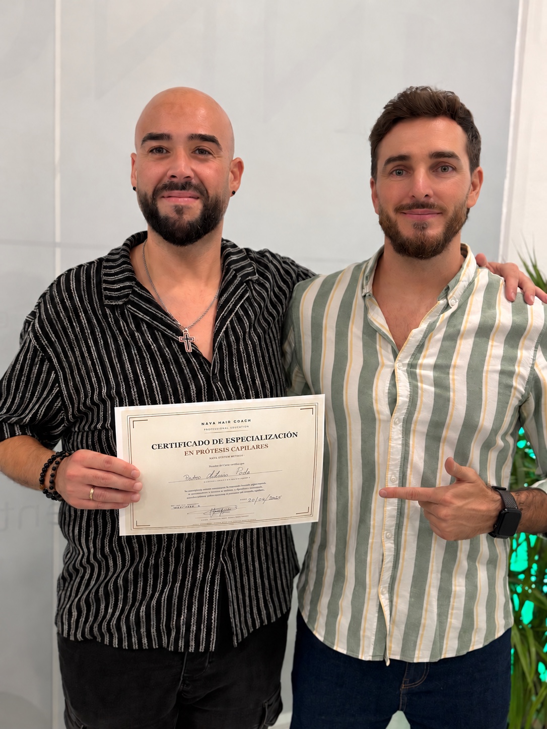 Alumno con el certificado de especialización en prótesis capilares junto a Joaquín Nava tras la formación