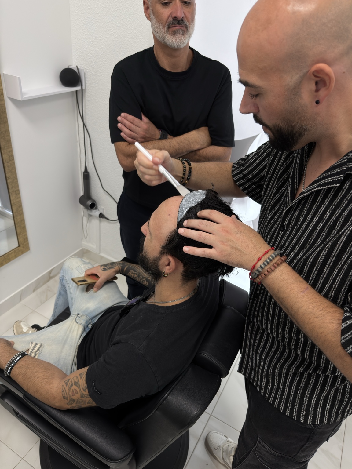 Práctica de instalación de prótesis capilar sobre un modelo durante una formación presencial